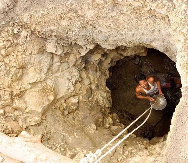 هندي يحفر بئر 15 قدما بمفرده