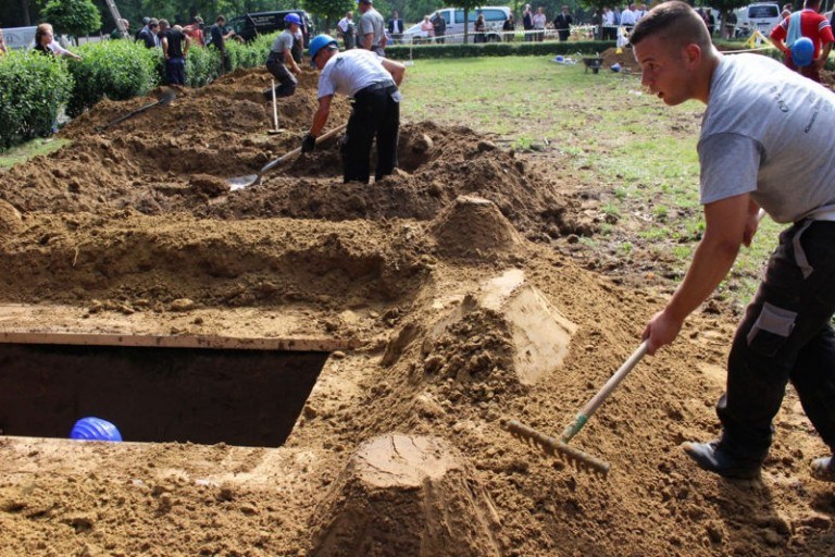 أول مسابقة وطنية لحفر القبور في العالم