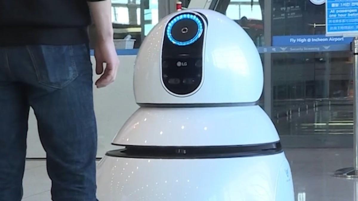 الروبوت الذكي يساعد المسافرين في المطار