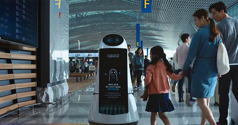 الروبوت الذكي يساعد المسافرين في المطار